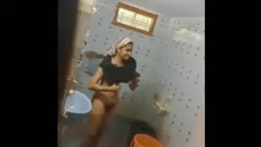 Desi sexy bhabi hot bath