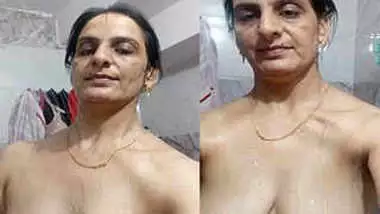 Mature comes to bathroom with a camera to film her sex body in XXX poses