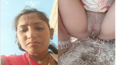 Indian whore welcomes subscribers to see her sex parts during XXX pissing