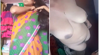 Desi MILF takes sari off and shows voracious XXX pussy and sex legs
