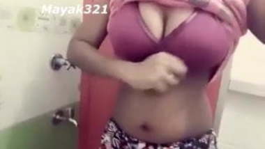 Indian webcam girl teases lovers of porn touching the succulent chest