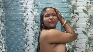 Sexy Bengali Boudi bathing nude video