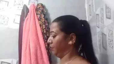 Shower XXX video where the Indian mom flashes nice titties