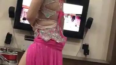 Stunning Desi call-girl impresses her XXX clients with sexy dance