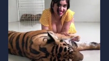 Desi girl deploying her braless boobs on tiger