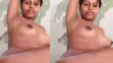 Indian girl exposes her XXX parts because she receive sex joy in posing