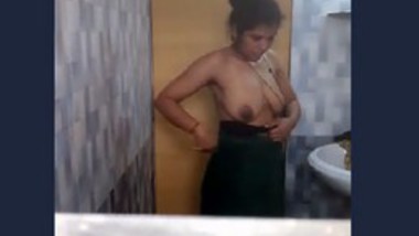 Desi Bhabi Nude Bathing Video