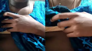 Desi opens T-shirt on camera and shows XXX boobs in close-up sex video