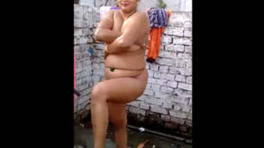 Indian Desi Sexy Bhabhi Bathing
