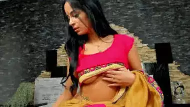 Hottie in Saree showing her boobs