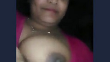 Desi bhabi showing her big boobs