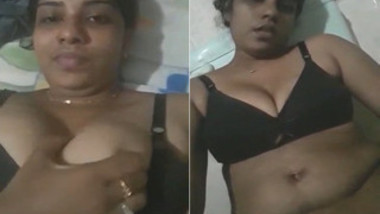 Spectators want to see Indian girl's sexy tits but XXX model doesn't hurry