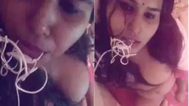 Plump Desi girl with sultry XXX eyes masturbates her muff with a pen
