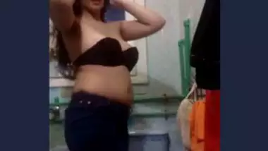 Desi girl showing her hot body