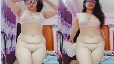 Nerdy college girl from India shakes big buttocks and spanks it