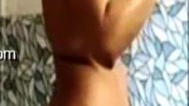 XXX-shaped body of Indian woman looks amazing on camera after shower