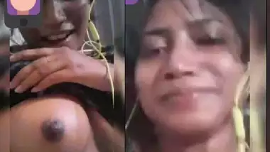 Desi girl exposing her round boobs on video call
