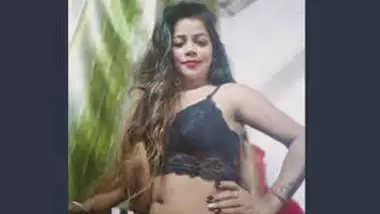 Sexy Desi Girl Shows Her Boobs Part 3