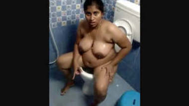indian milf jaya aunty bathroom showing