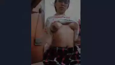 Beautiful Desi girl showing boobs part 1