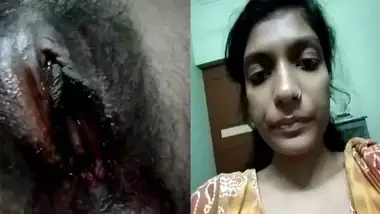 Desi girl showing her bloody pussy during periods