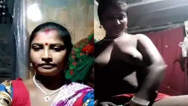 Mature village Bhabhi applying oil on her pussy