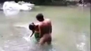 Desisex video of a young couple enjoying outdoor sex in a pond