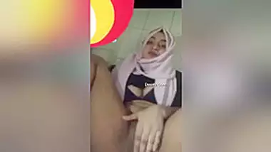 Cute Hijabi Girl Shows Her Pussy On Video Call
