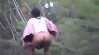 Village aunty was caught for unlegal outdoor pissing. Desi sex video