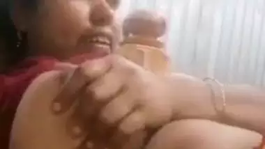 Chunky Desi wife cums hard when teasing her XXX twat on the camera