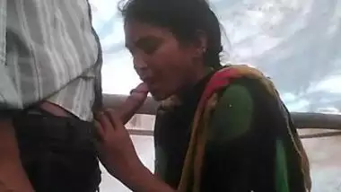 Desi XXX bitch gives a good blowjob to her boss outdoors MMS