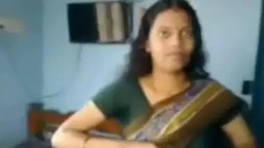 Desi bhabhi enjoys a quick home sex session with her horny spouse