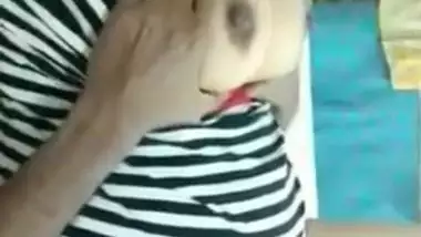 Driver eating cookie of a busty Bhabhi on cam
