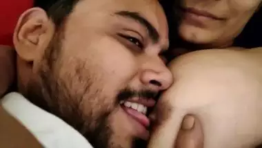 Bearded dude enjoys sucking Desi wife's sweet XXX nipples in MMS vid