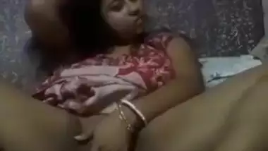 Boudi showing pussy