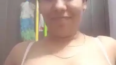Sexy Desi girl Shows her Boobs and Pussy