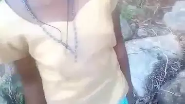 Man takes hot Desi girl outdoors for the sake of XXX sex in MMS video