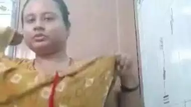 XXX Bangla Desi woman shows off her plump body in this self-made clip