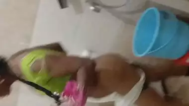 Punjabi Desi XXX aunty gets her mature pussy fucked in bathroom MMS