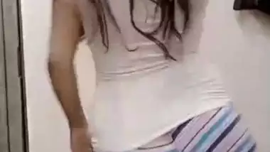 Sobia Pakistani demonstrates nude XXX dance in amateur Desi video