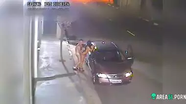 Risky and quick Indian sex on road in the center Mumbai, caught on cam