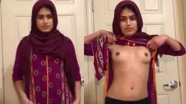 Modest Indian teen caught flashing assets for lover in Desi mms video