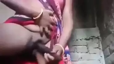Village bhabhi inserting belon in pussy
