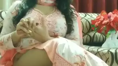Waaah Desi Actres Giving interview withouts pants and panties