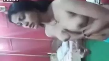 DESI INDIAN BHABHI PLAYING WITH HER TITS