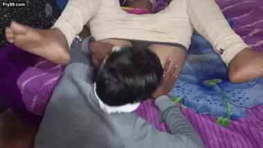 Desi Bhabhi KI Tight Choot Chatkar Maza Diya – Sucking pussy