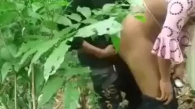 Bangladeshi college girl sex with classmate in jungle, mms desi outdoor sex