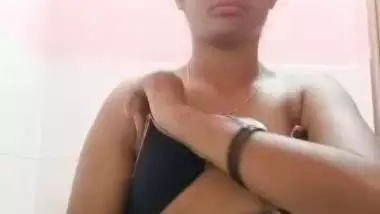 Dusky Desi cutie exposes her natural XXX breasts in selfie video