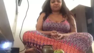 Pooja Aunty Masturbation - Movies. video2porn2