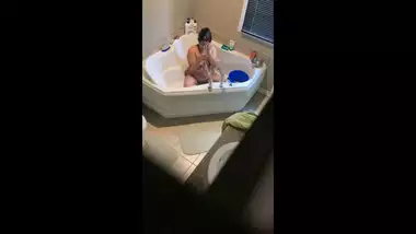 desi milf bhabhi in shower